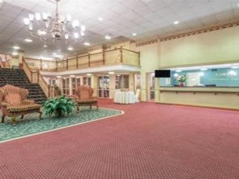 Ramada Conference Center Hotel Моргантаун Екстериор снимка
