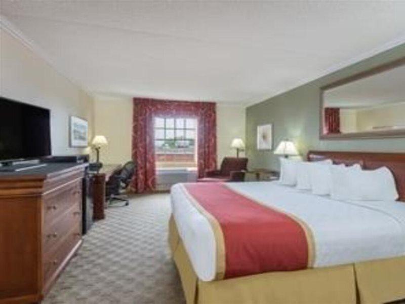 Ramada Conference Center Hotel Моргантаун Екстериор снимка