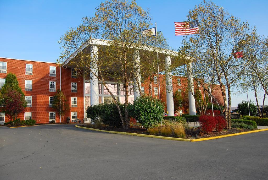 Ramada Conference Center Hotel Моргантаун Екстериор снимка